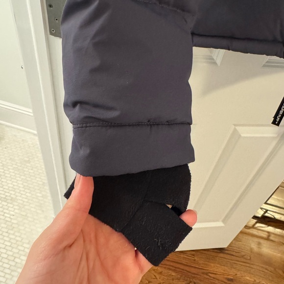 Aritzia Super Puff Shorty in Admiral Matte - size S - Picture 3 of 7